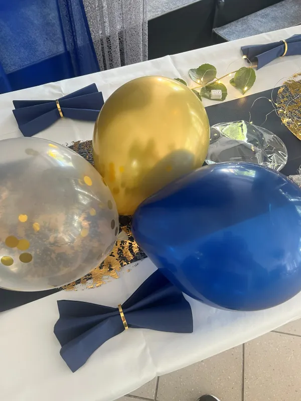 Ballons in Gold, Navy und Konfetti als Tischdeko